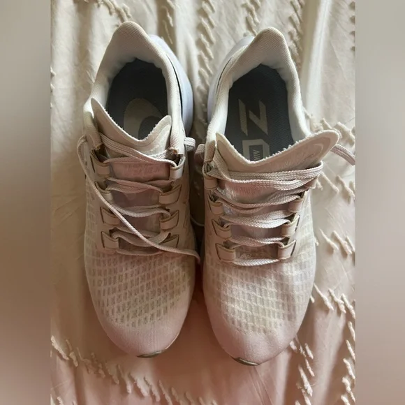 Women’s Nike Air Zoom Pegasus 37 Sneakers - Picture 3 of 10